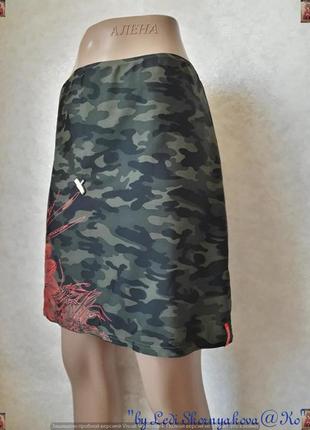 Фирменная мини-юбка в защитный принт с рисунком сбоку,размер м-л3 фото