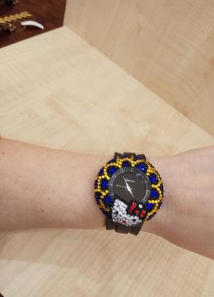Стильные женские часы на силиконовом ремешке.