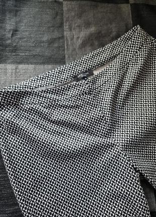 Брендові модні чорно-білі трендові вкорочені топові базові бавовняні штани брюки легінси в ромашки new look 14 xl хлопок
