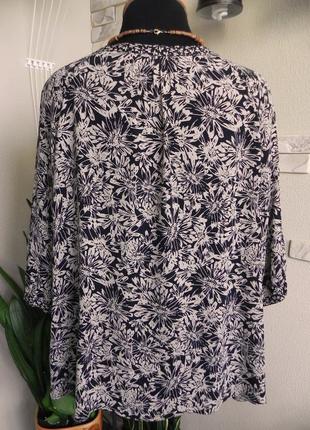 Вискозная блуза с цветочным принтом большого размера4 фото