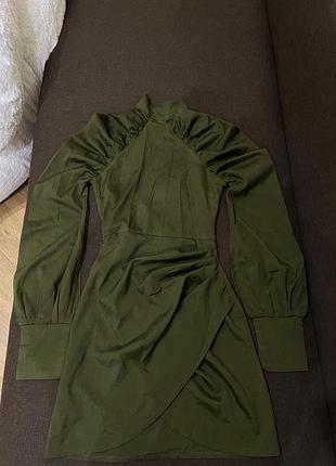 Сукня міні prettylittlething хакі з відкритою спиною в широкими рукавами