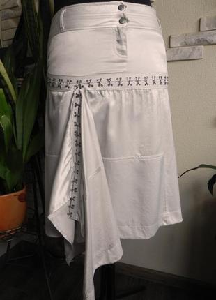 Асимметричная оригинальная юбка на крючках кремового цвета1 фото