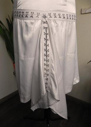 Асимметричная оригинальная юбка на крючках кремового цвета10 фото
