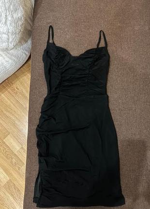 Мини платье prettylittlething черная с прозрачными вставками и вырезом1 фото