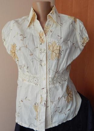 Батистовая блуза с вышивкой и кружевом