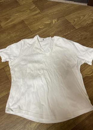 Белая футболка короткая с глубоким вырезом