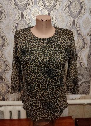 Блуза с принтом леопарда.