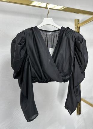Укороченная блуза черная с пышными рукавами2 фото
