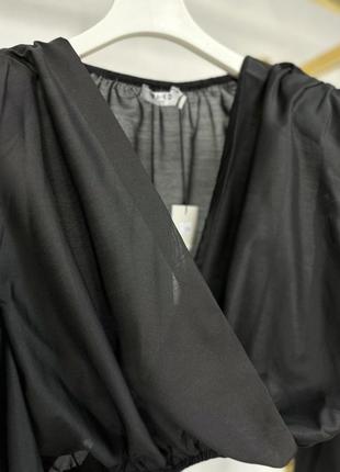Укороченная блуза черная с пышными рукавами3 фото
