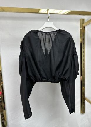 Укороченная блуза черная с пышными рукавами4 фото