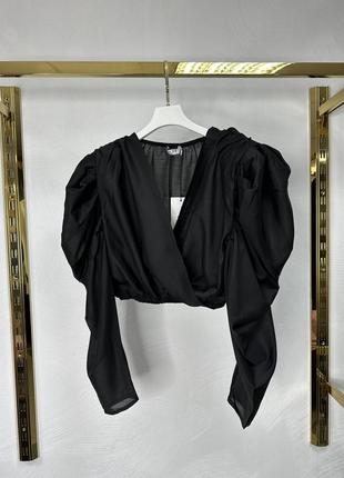 Укороченная блуза черная с пышными рукавами1 фото