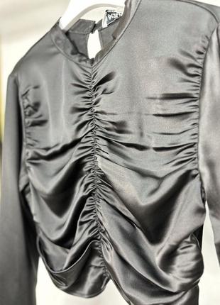 Блузка укороченная собрана по середине атласная2 фото