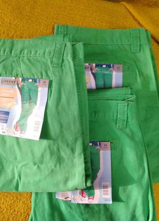 Мужские джинсовые голубые в р.54 и зеленые брюки, гг. 50,52,543 фото