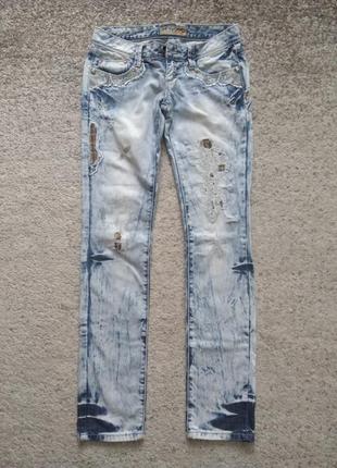 Літні жіночі джинси блакитного кольору з вишивкою і латками. розмір s