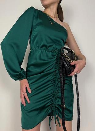 Зелена атласна сукня з обʼємним рукавом та драпуванням