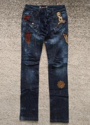 Женские джинсы темно-синего цвета с вышивкой и нашивками. размер s