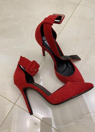 Крутые красные туфли босоножки на каблуке