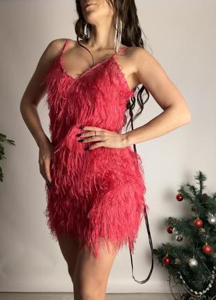 Эффектное платье в перьях от pretty little thing из лимитированной коллекции