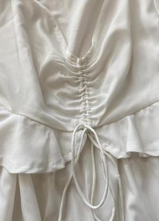 Платье белого цвета с рюшами3 фото