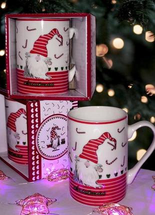 Чашка кухоль горнятко новорічна різдвяна у подарунковій коробці на подарунок з гномиком гномом карамельна тростина з яскравим принтом малюнком