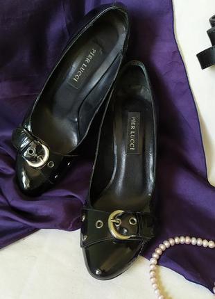 Шкіряні класичні лакові туфлі з пряжкою, каблук-чарочка, pier lucci