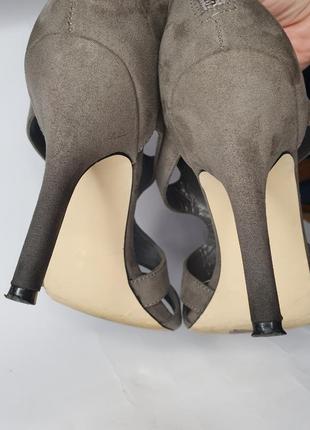 Красивые женские босоножки серого цвета на высоком каблуке next некст4 фото