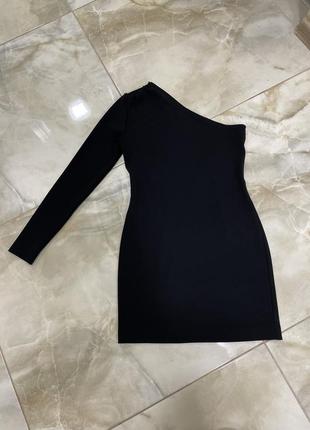 Платье черное на одно плечо1 фото