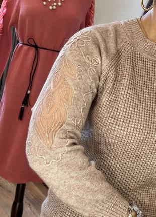 Красивый и комфортный свитер свободного кроя с круглым воротником на резинке внизу и на рукавах2 фото