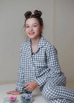 Дитяча фланелева піжама-двійка: сорочка на ґудзиках і штани у клітинку сірого кольору