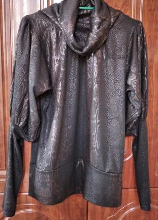 Чорна Блуза з трикотажної тканини в принт "рептилія"3 фото