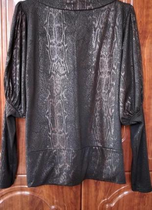 Чорна Блуза з трикотажної тканини в принт "рептилія"4 фото
