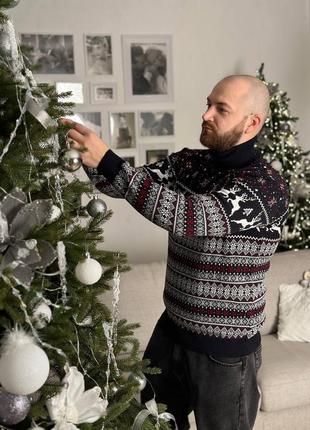 Чоловічий новорічний светр чорний з оленями з воротом купити подарунок на новий рік4 фото