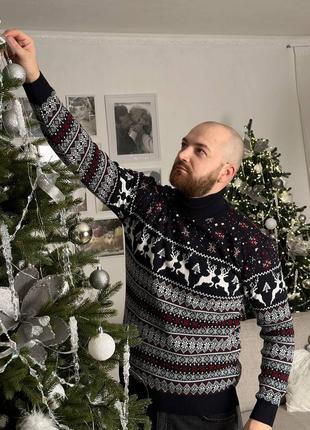 Мужской новогодний черный свитер с оленями с воротами купить подарок на новый год2 фото