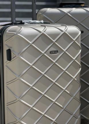 Качественный чемодан,польнее,противоударный пластик,ухие размеры,кодовый замок,wings4 фото