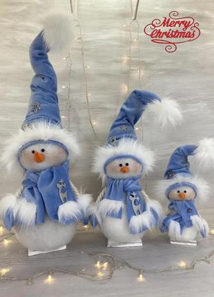 Інтер'єрна фігурка новорічна сніговик у голубом калпаке 27 см, різдвяний сніговик. новорічні фігурки1 фото