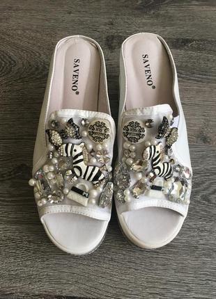 Крутые сияющие белые  кожаные  сабо на танкетке