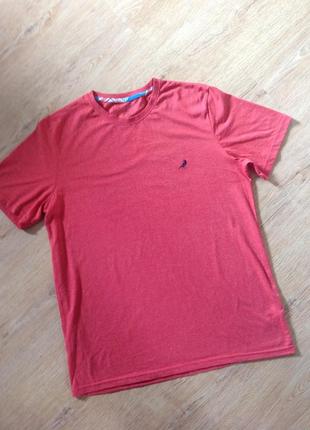 Красная футболка  размер l