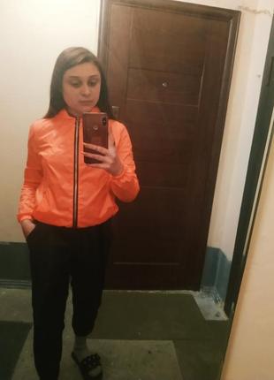 Вітровка яскравого кольору аранжевого