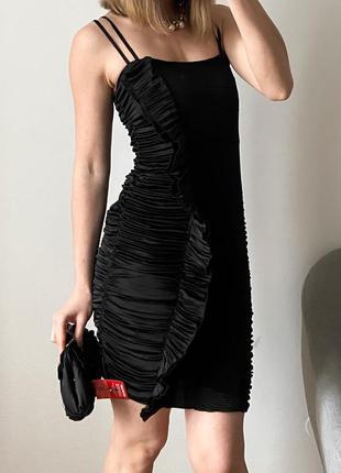 Вечірня чорна сукня із гофрованої тканини