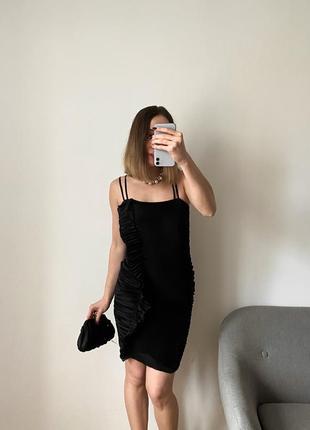 Вечернее черное платье из гофрированной ткани3 фото