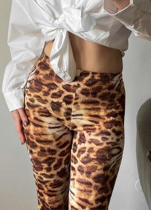 Женские брюки клеш в анималистичный принт3 фото