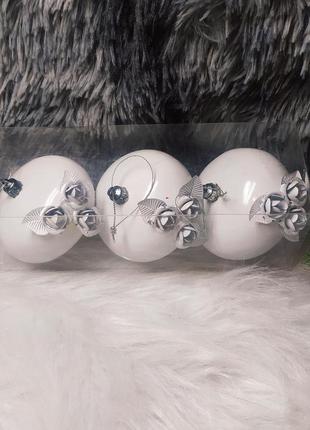 Кульки прикраси на ялинку з декором білі квіти2 фото