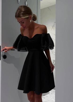 Элегантное хрупкое платье мини-короткое свободного кроя с короткими пышными рукавами черная костюмка