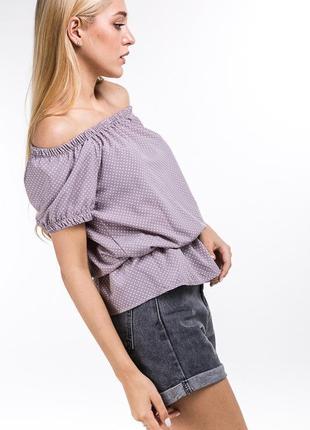 Летняя женская блуза с открытыми плечами в мелкий горох.3 фото