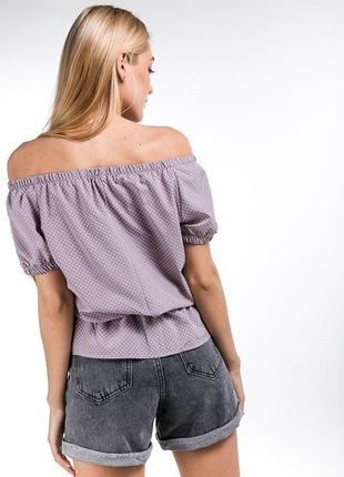 Летняя женская блуза с открытыми плечами в мелкий горох.5 фото
