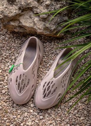 Чоловічі та жіночі кросівки adidas yeezy foam runner rnnr sand