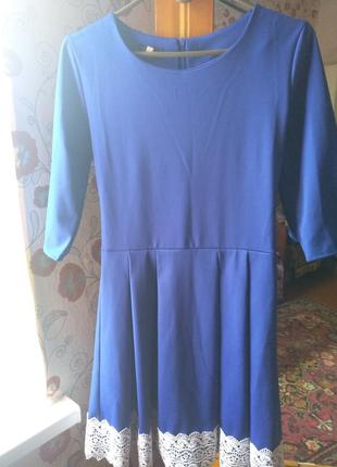 Синє плаття з кружевами