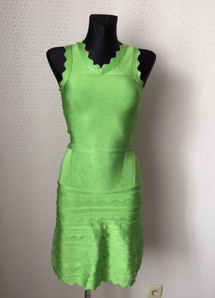 Оригінальне бандажну плаття гарного кольору, розмір s відмінно сяде і на xs