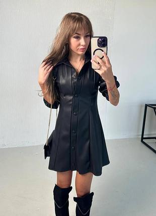 Стильное кожаное платье на кнопках