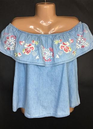 Блуза з квітковою вишивкою